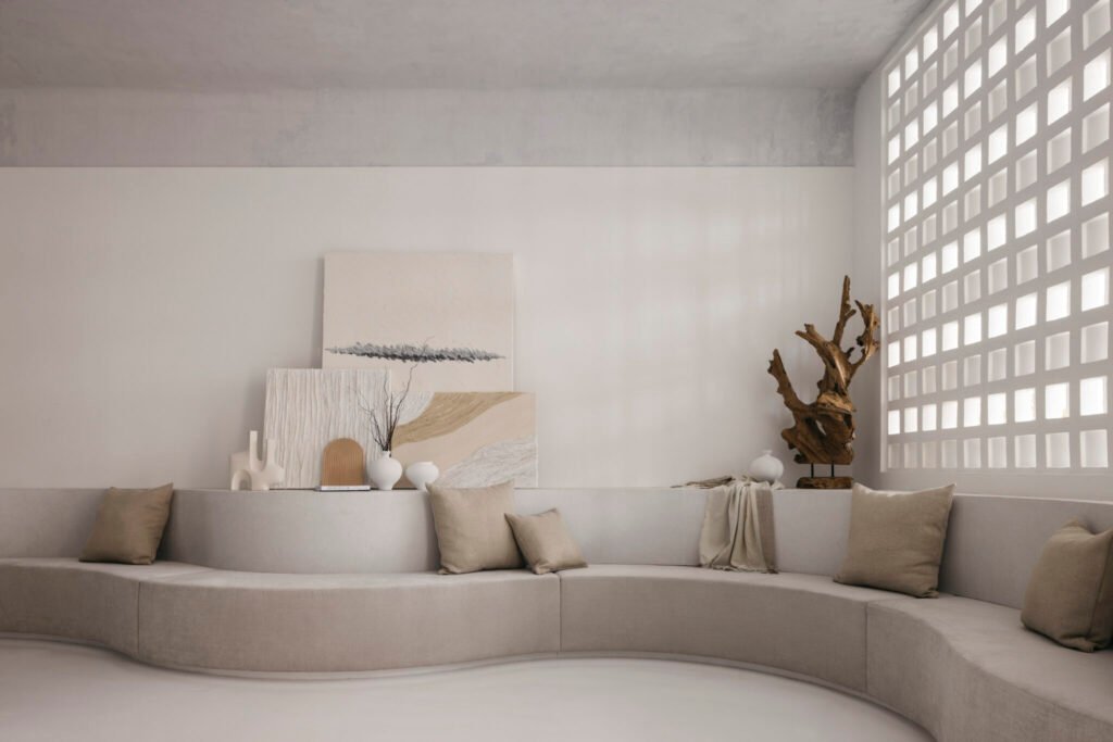 A Minimalist Work Studio Becomes The Blank Canvas of Creatives